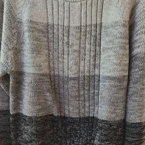 Stylish Gray and Black Crewneck Sweater for Men - Picture 3 of 4